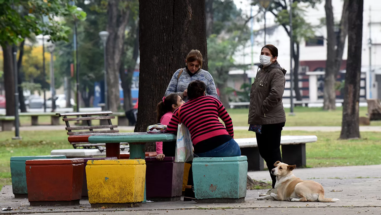ABRIGOS. La mañana obligó a muchas personas a salir más arropados de sus casas.