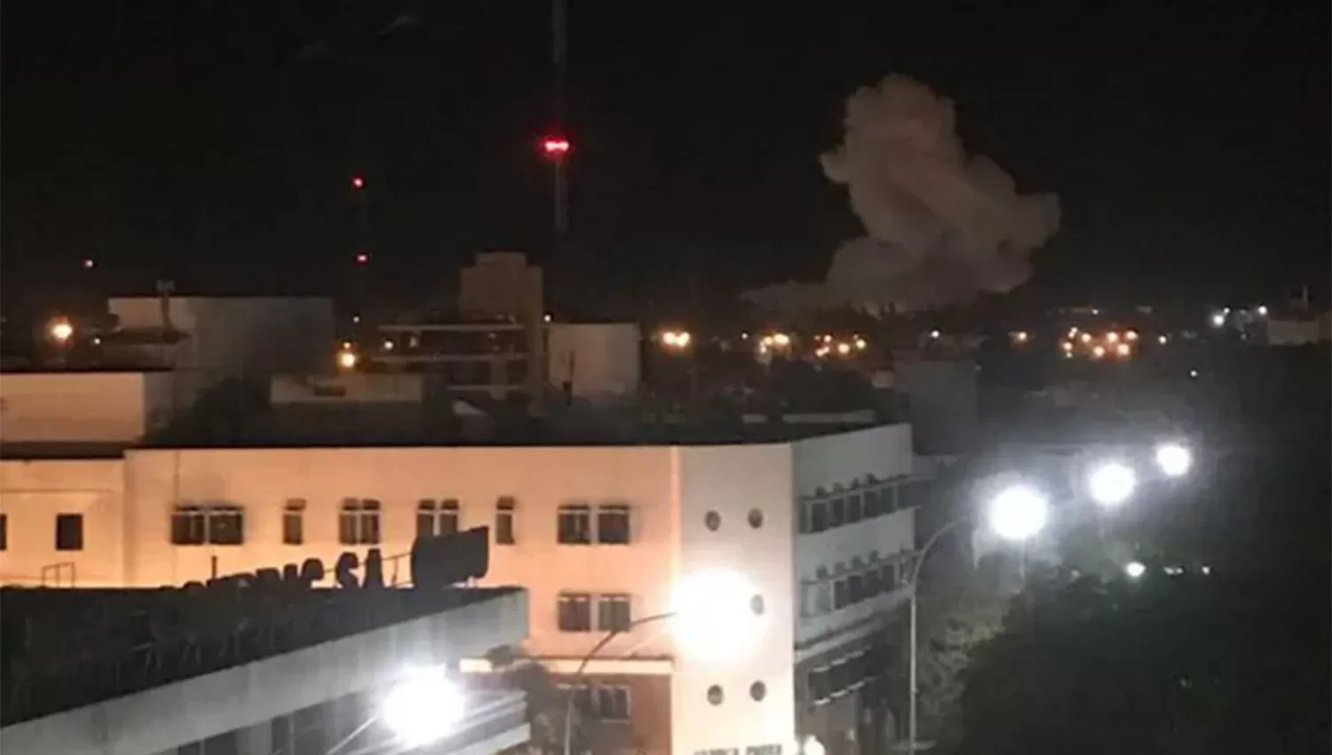 HUMO. Una densa columna se pudo ver en Rafaela tras la explosión en la fábrica.