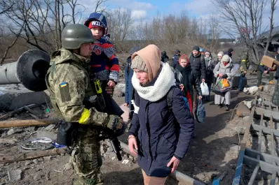 Civiles ucranianos son evacuados por seis corredores humanitarios