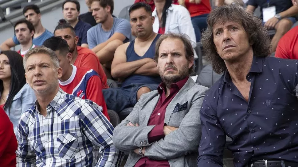 LOS SOCIOS EN LA TRIBUNA. El mundo del fútbol es el territorio de Renzo “Mago” Magoya, Reynaldo Morán y Carlos “Conde” Mendizábal.  
