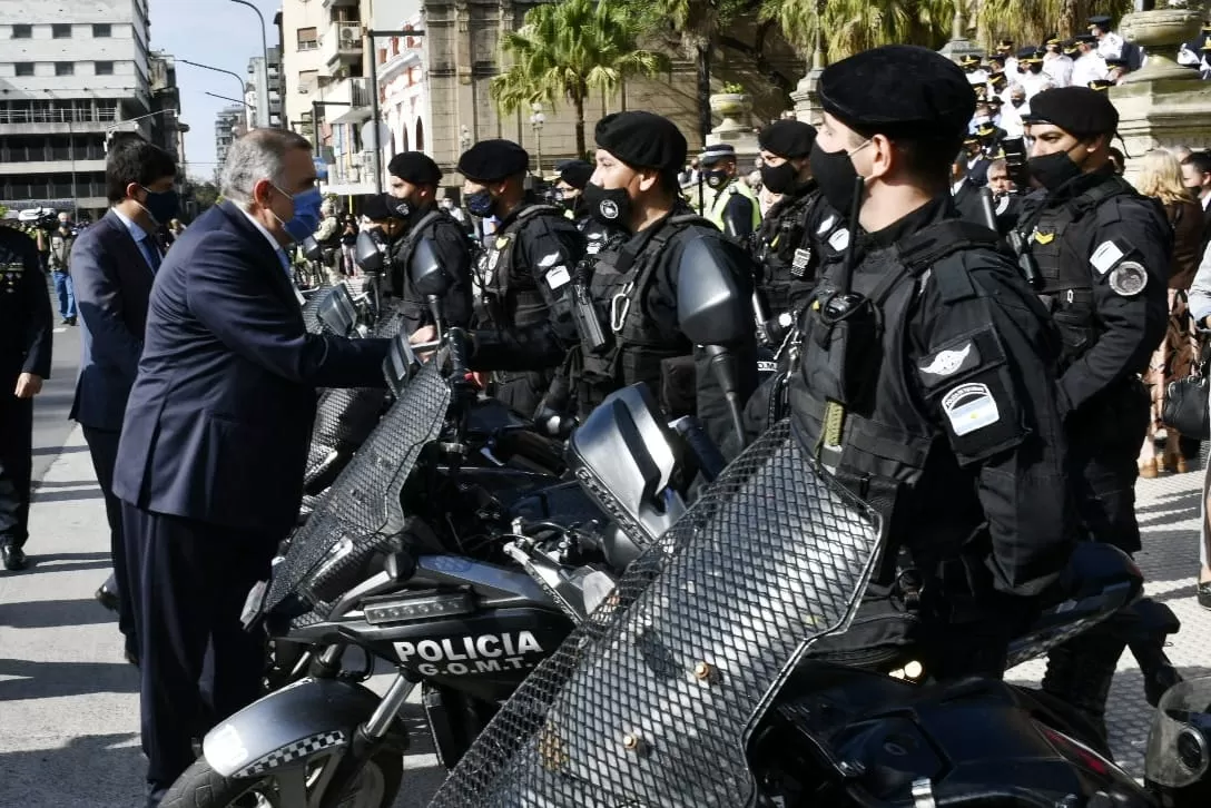 OSVALDO JALDO. El gobernador interino, durante un acto con la Policía / Archivo Comunicación Pública