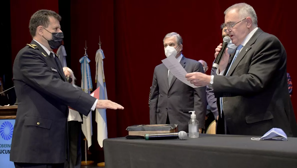 ASUNCIÓN. El vicegobernador, a cargo del Poder Ejecutivo, Osvaldo Jaldo, tomó juramento a Julio Fernández, el nuevo jefe de la Policía.