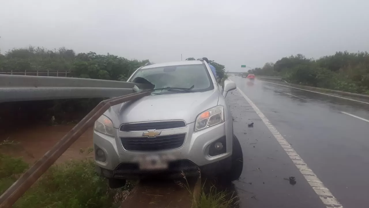 ACCIDENTE. El vehículo se estrelló contra un guardarraíl en la autopista a Famaillá. FOTO ENVIADA POR UN LECTOR