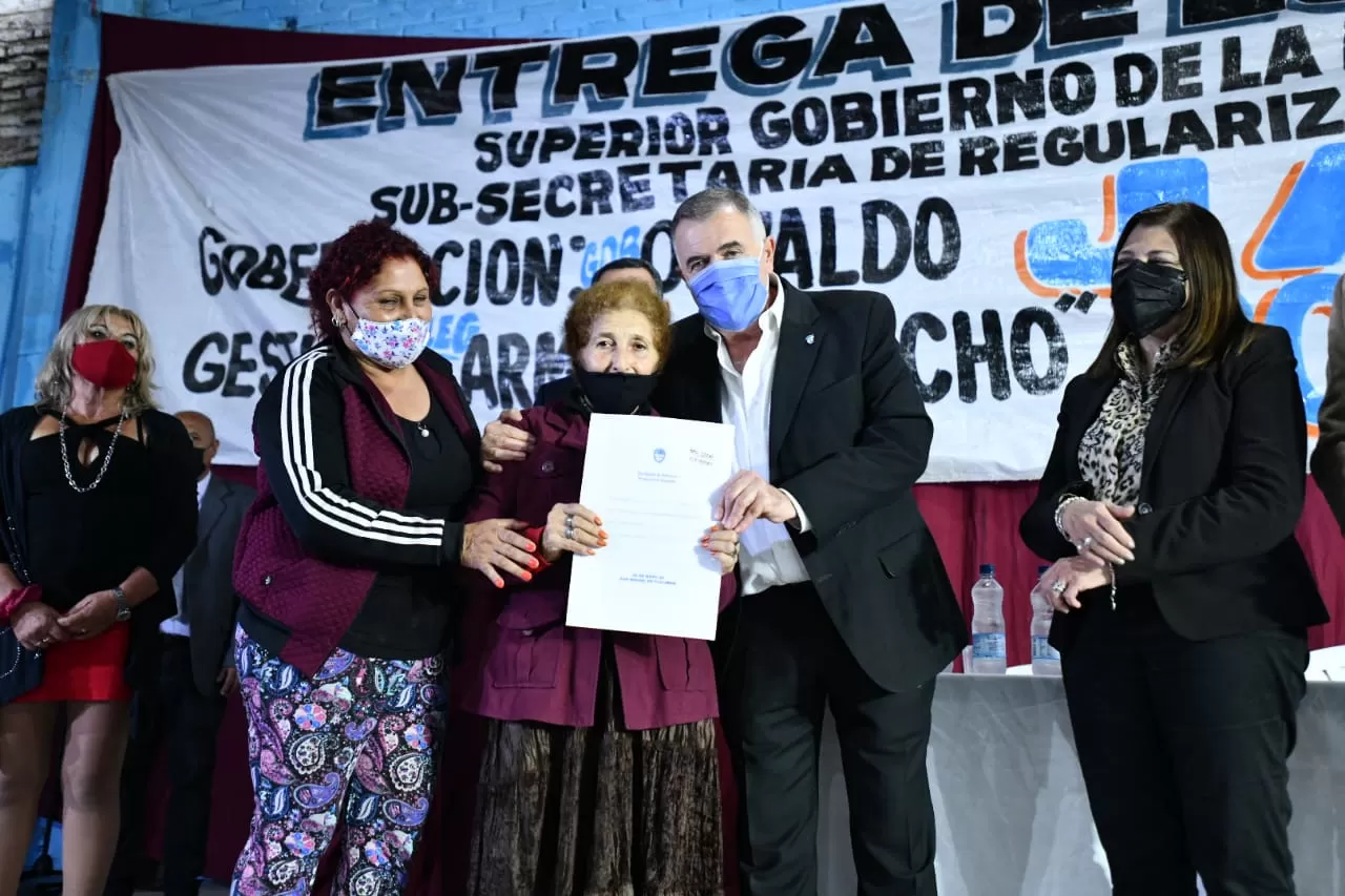 Osvaldo Jaldo en la entrega de escrituras. 