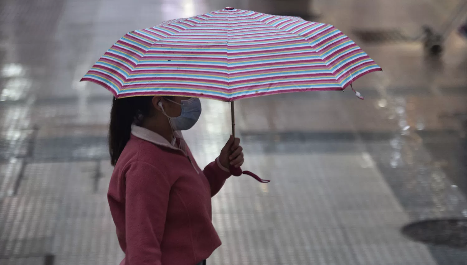 CON PARAGUAS Y ABRIGO. Se espera que las lluvias se extiendan durante toda la jornada.