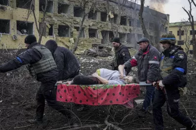 Un nuevo bombardeo ruso provocó una masacre en una maternidad de Ucrania