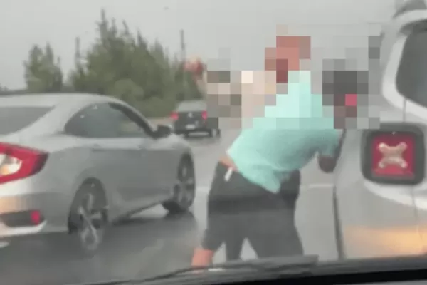 Se adelantó en la fila para retirar a su hijo de la escuela: terminó a las trompadas con otro papá