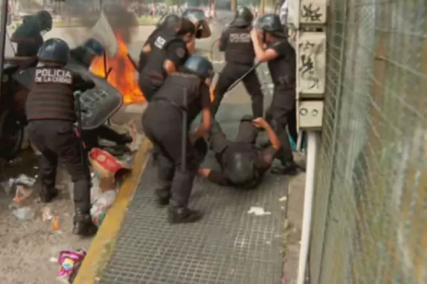 Video: un manifestante lanzó una bomba molotov a un policía, frente al Congreso