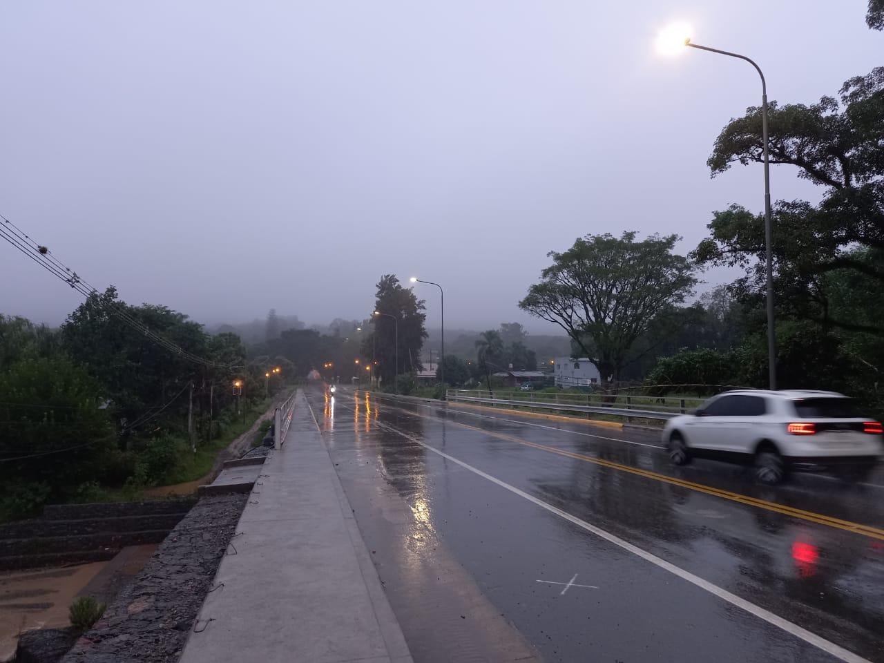 DIA OSCURO Y LLUVIOSO. En El Corte, los vecinos sufren los efectos de la devastadora lluvia del último fin de semana. GENTILEZA PATRICIO SMITSAAR