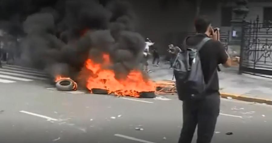 Protesta, pedradas y represión frente al Congreso