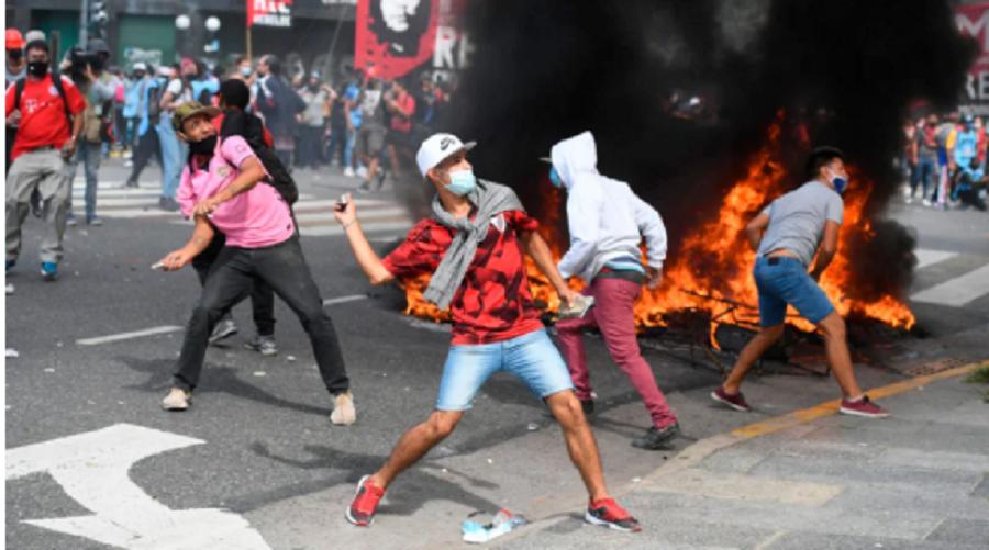 Lanzan piedras hacia el Congreso. 