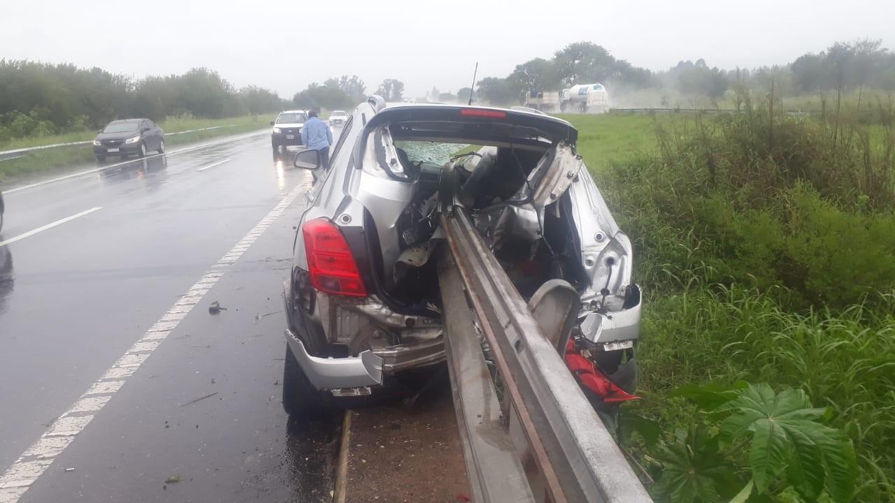 Perdió el control de su camioneta y se estrelló contra un guardarraíl