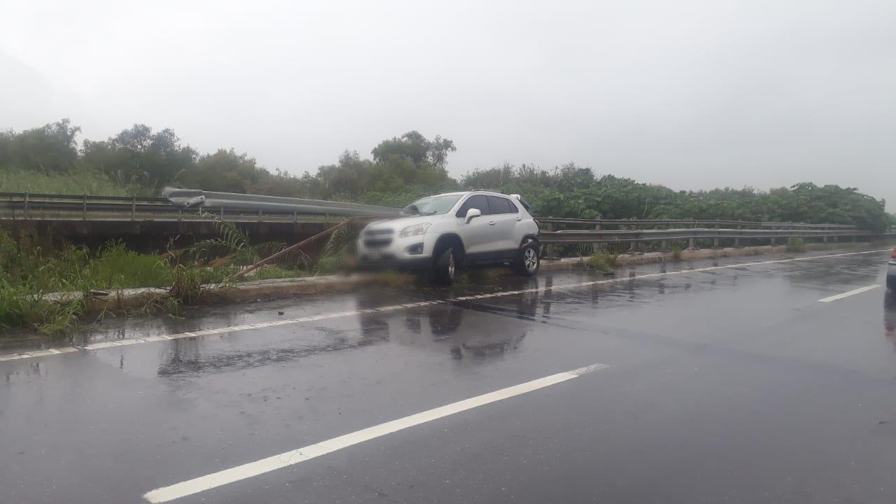 Perdió el control de su camioneta y se estrelló contra un guardarraíl