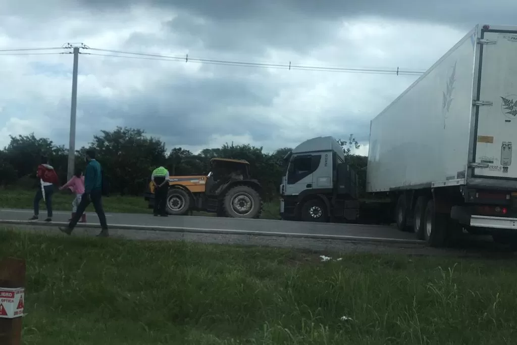 Un camión quiso girar en U y quedó atravesado en la ruta 315