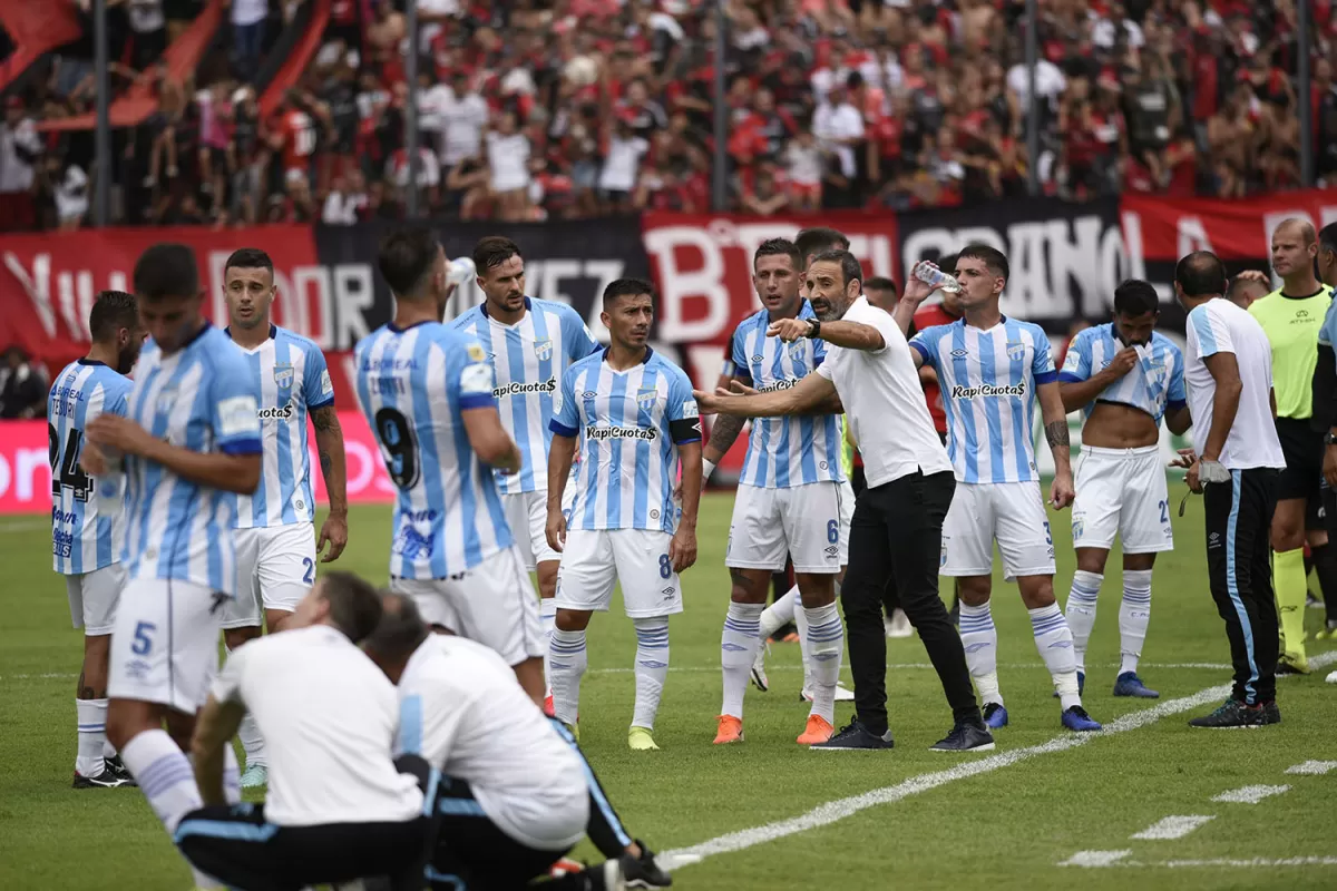 MUCHO TRABAJO. Juan Manuel Azconzábal aprovecha un parate en el partido ante Newell’s, para hablar con Guillermo Acosta y con Bruno Bianchi. “Vasco” pidió paciencia a los hinchas de cara al futuro.