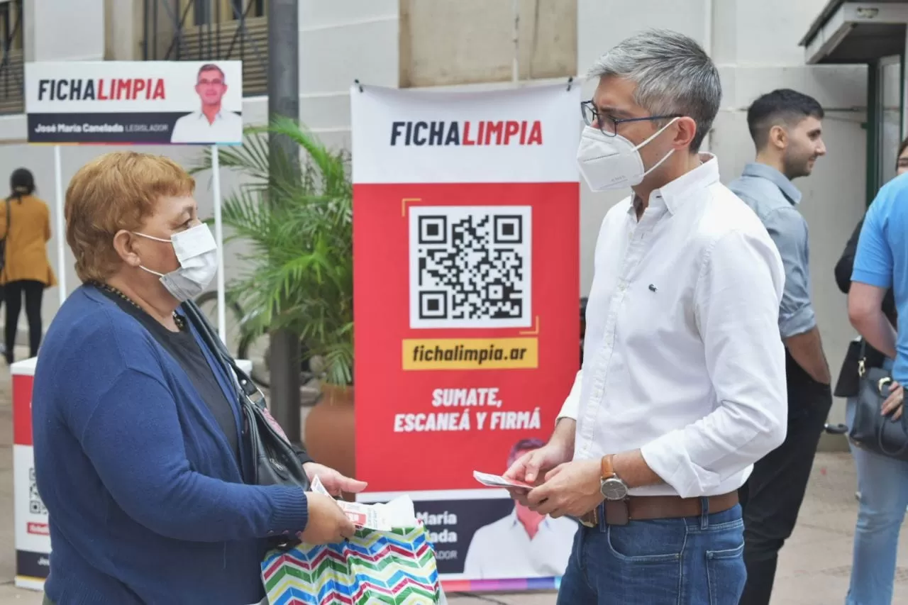 EN EL CENTRO. Canelada convocó a los vecinos en la peatonal Muñecas. 