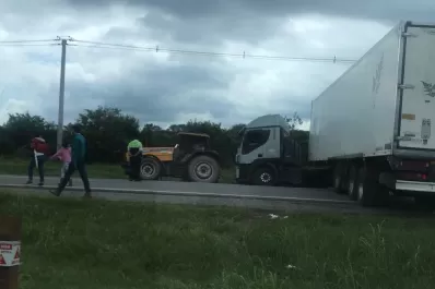 Un camión quiso girar en U y quedó atravesado en la ruta 315