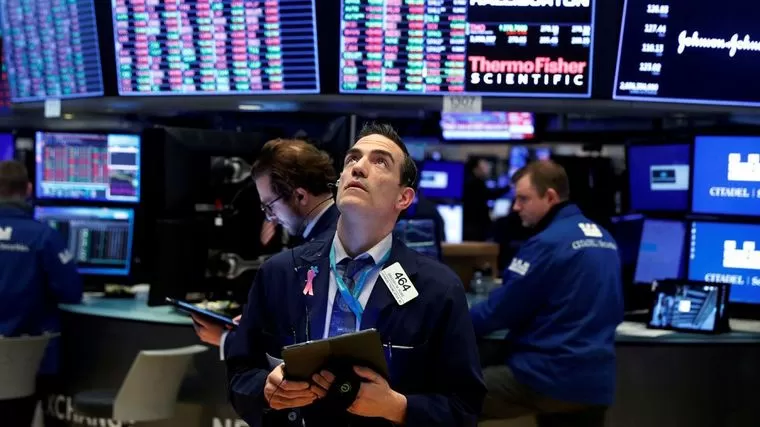 Operadores en la Bolsa de Comercio porteña.