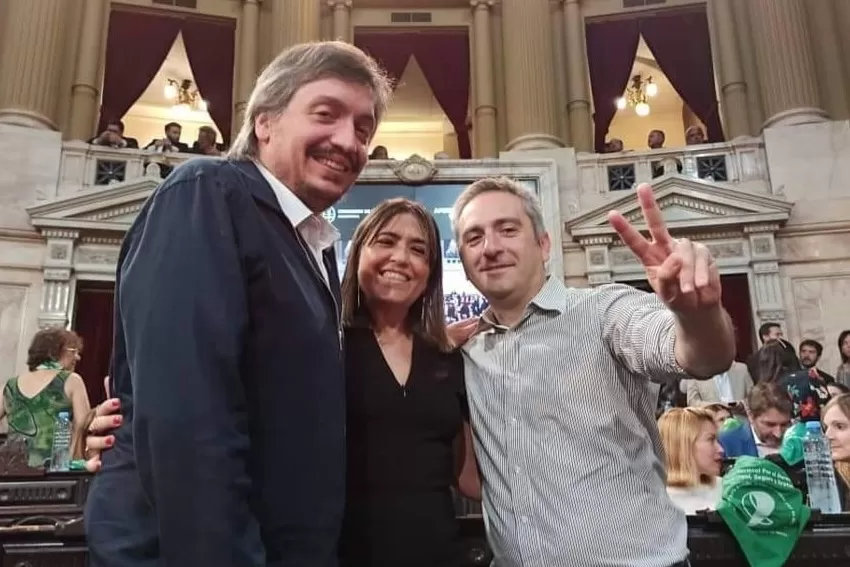 CON DOS REFERENTES K. Carrizo, junto al diputado Máximo Kirchner y al armador camporista Cuervo Larroque. Foto de Twitter @mabelcarrizotuc