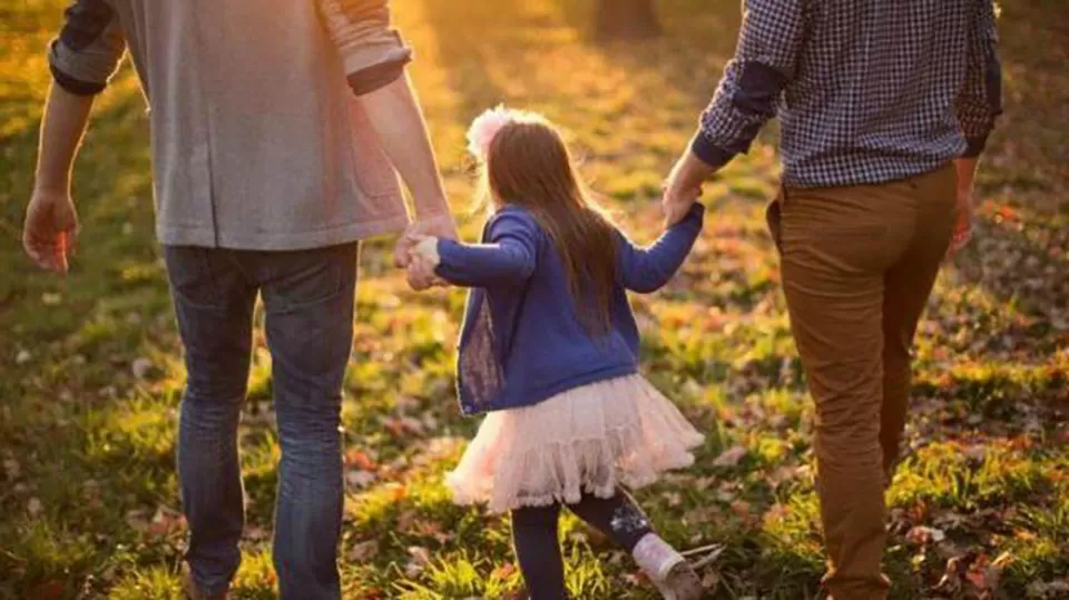 Una nena de Tucumán tiene legalmente dos papás y una mamá. Imagen ilustrativa