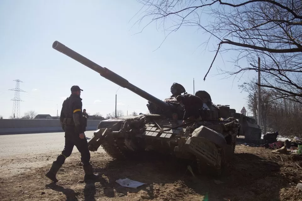 INVASIÓN RUSA. Tropas ucranianas buscan resistir la avanzada sobre la capital, Kiev. Foto de Reuters