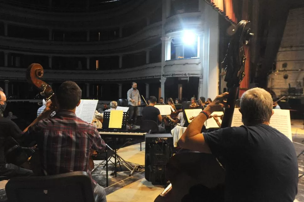 COMIENZA EL ENSAYO. La Orquesta Estable toca la Sinfonía La Sorpresa, de Haydn, antes de que lleguen los trompetistas invitados a ensamblar la primera parte del concierto. la gaceta / foto de antonio ferroni