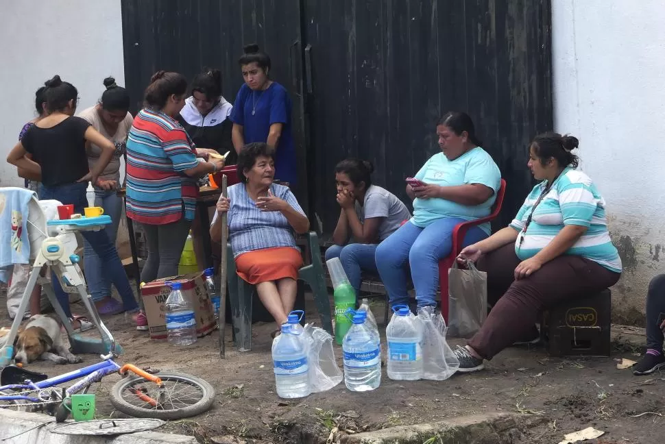 AYUDA. Luego de una reunión en Casa de Gobierno, se enviaron botellas de agua, medicamentos, colchones y comida a los damnificados del sur. 