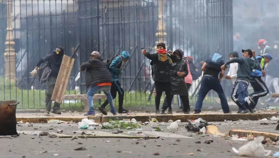 LA HISTORIA SE REPITE. Militantes de izquierda provocan destrozos. 