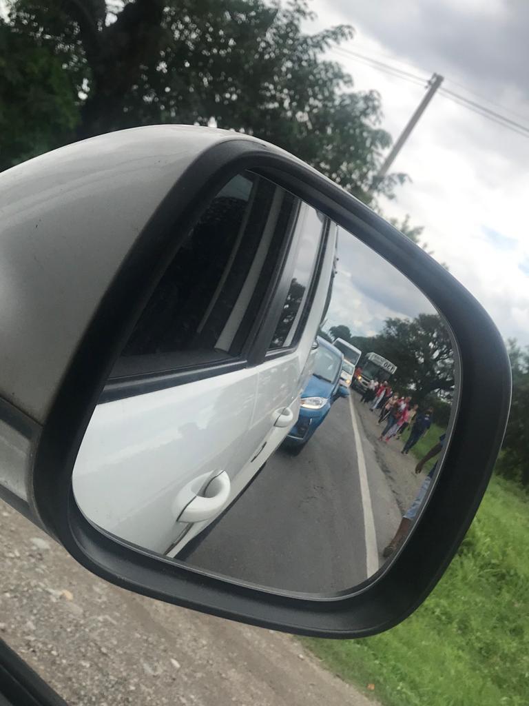 Un camión quiso girar en U y quedó atravesado en la ruta 315