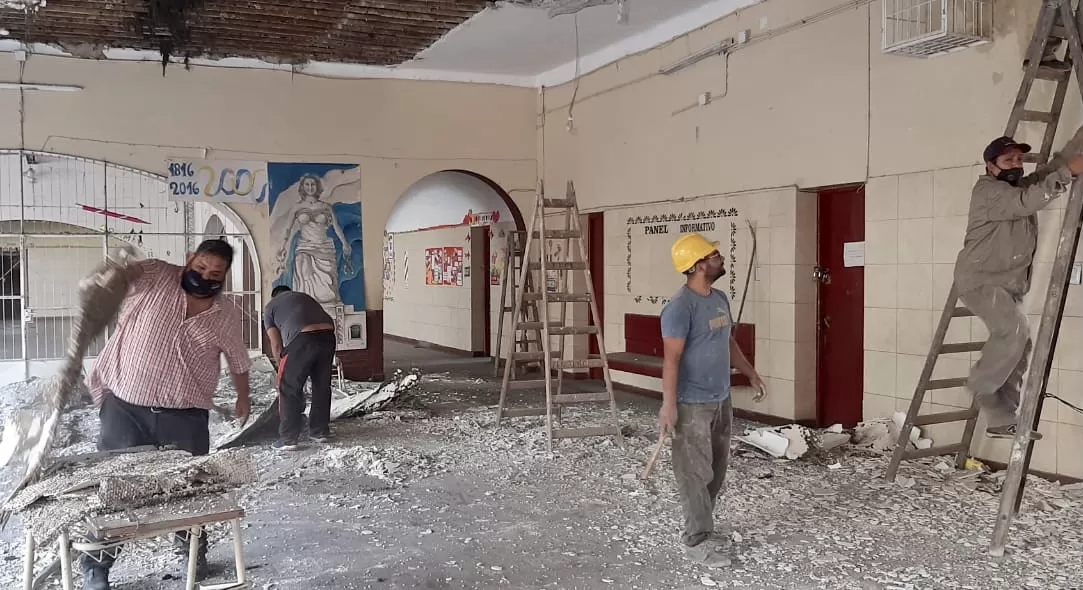 OBREROS TRABAJANDO. En la Escuela Ciudadela se cayó el cielorraso. Foto: Comunicación Pública