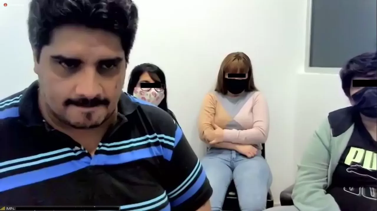 POCO VISIBLES. Las sospechosas esquivan la cámara: una de ellas aparece detrás de su defensor y otra fuera del marco durante la audiencia judicial. 