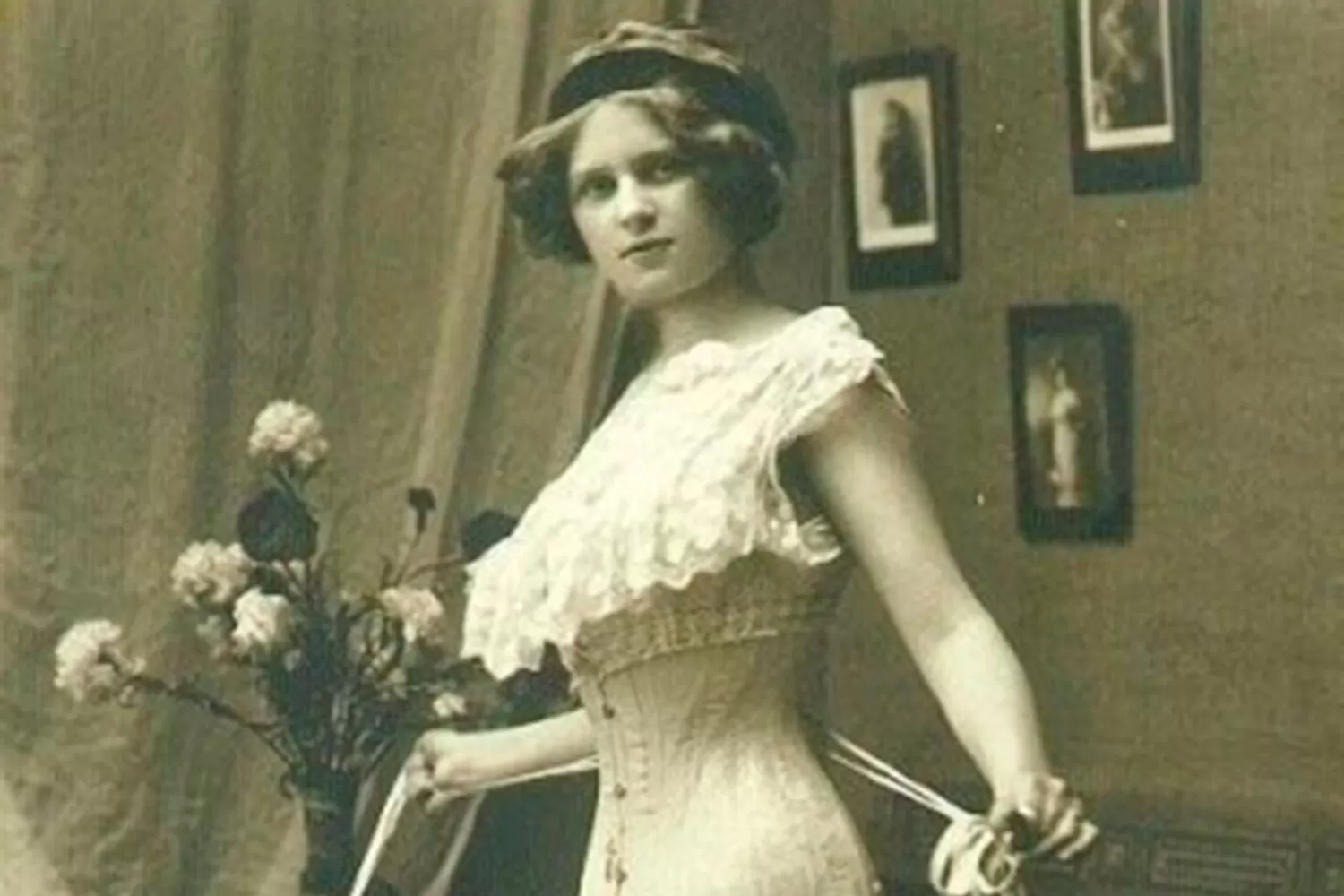 UNA TORTURA. El corsé llegó a ser hecho de varillas de madera o de metal y produjo daños en los cuerpos. 