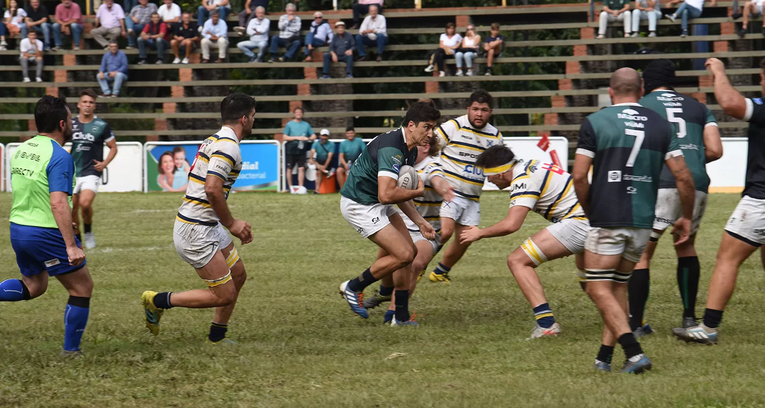 AL CHOQUE. Tucumán Rugby fue el que propuso un poco más, pero sacó más provecho cuando Lawn Tennis se descuidó. Ignacio Albornoz (con la pelota) fue gravitante. 