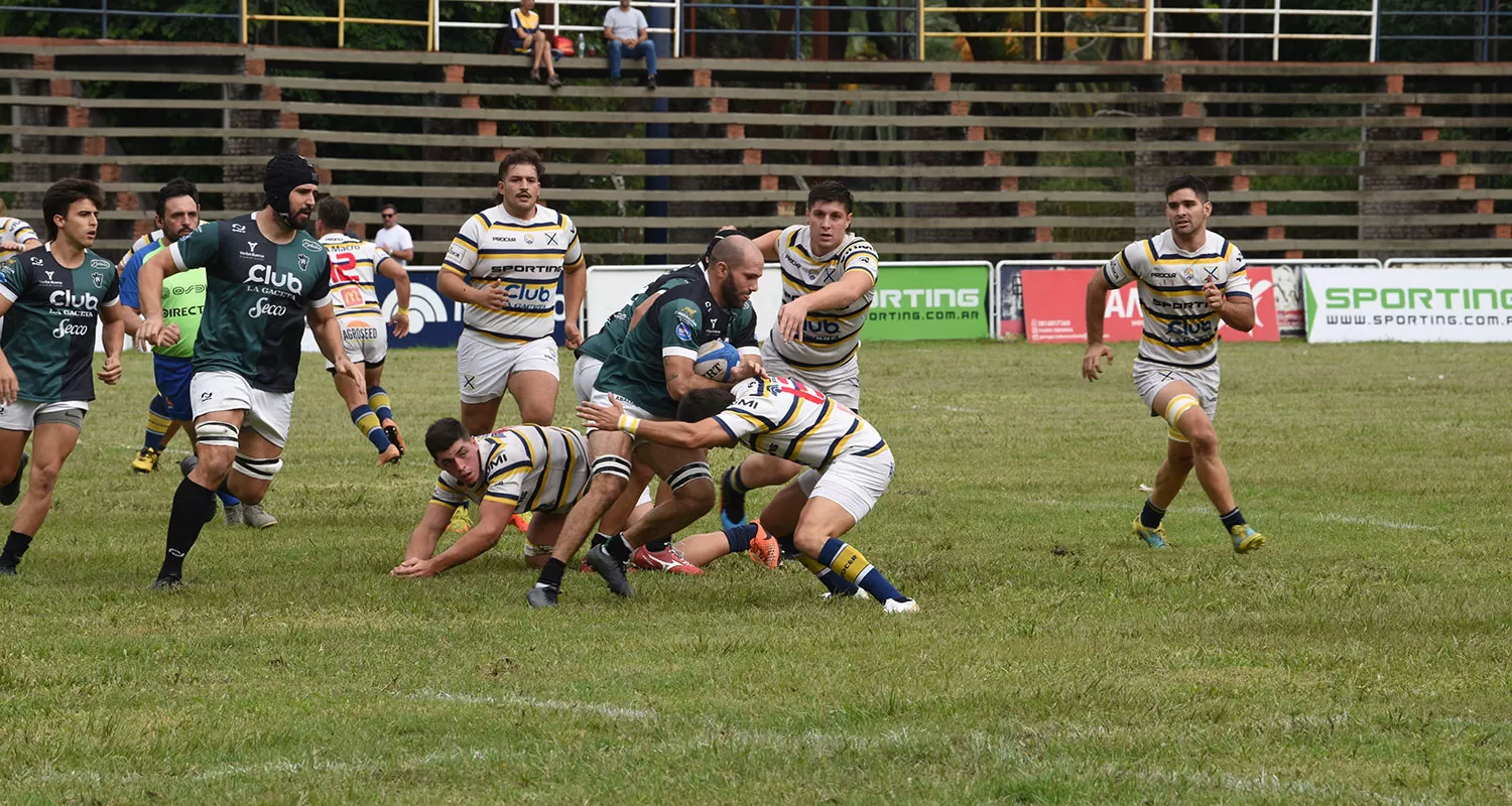 FRICCIONADO. El tiempo que la pelota estuvo en disputa en las manos fue escaso. 