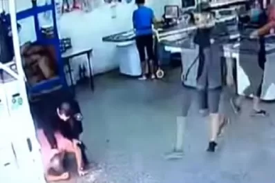 Video: un policía le quebró el fémur a un jubilado por no usar barbijo