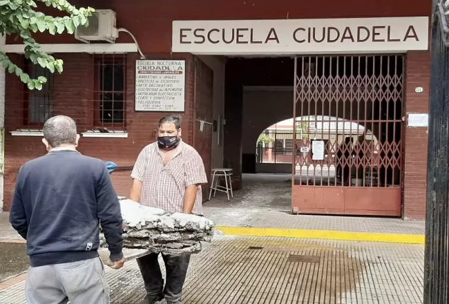 OBREROS TRABAJANDO. En la Escuela Ciudadela se cayó el cielorraso.