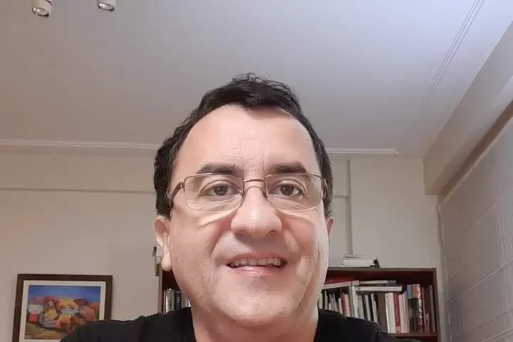 COMPILADOR. Siles es poeta, investigador y enseña Literatura en la Facultad de Filosofía y Letras de la UNT. 