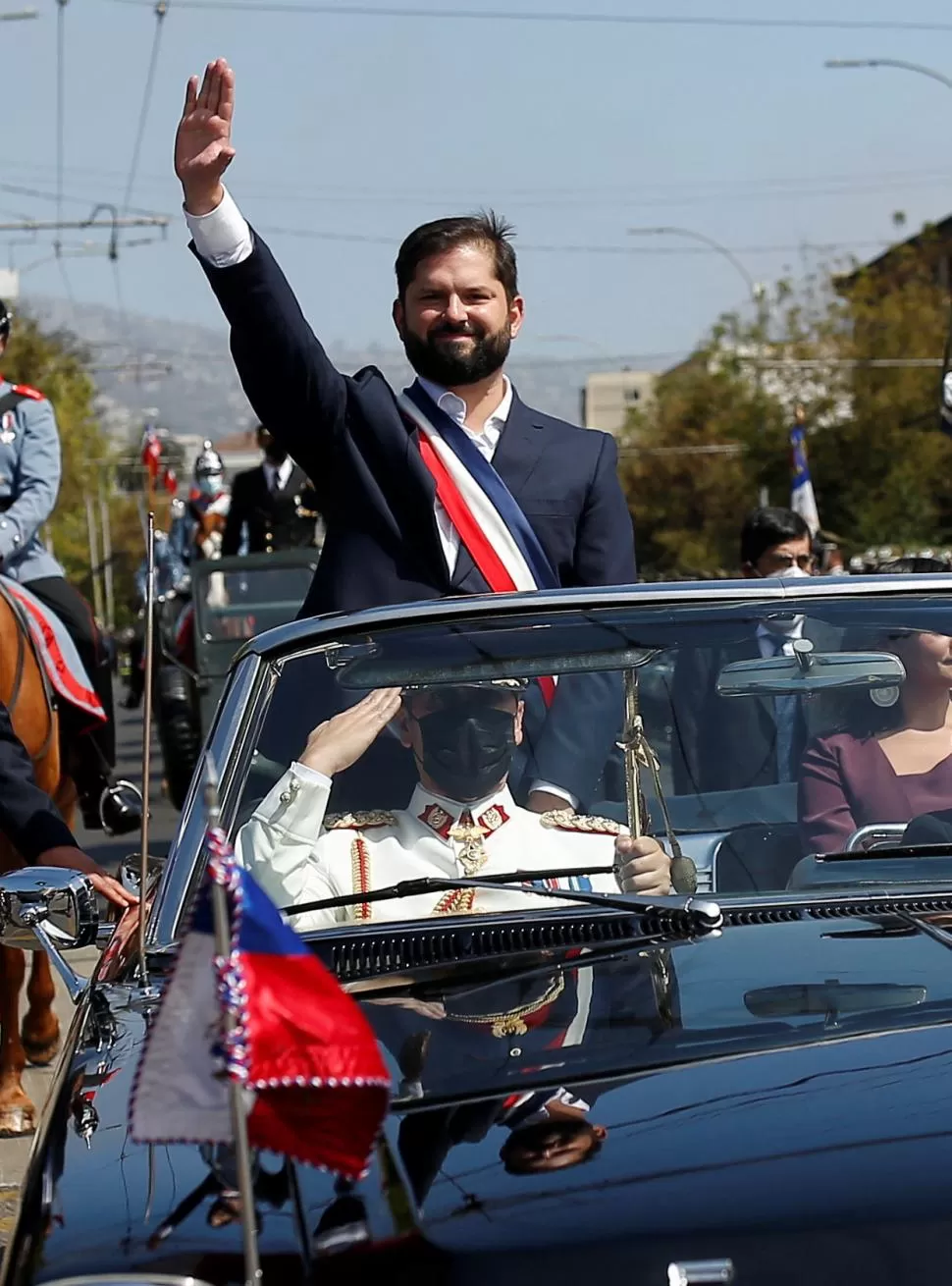 EN VALPARAÍSO. Boric, a bordo del tradicional Ford Galaxie descapotado en el que los mandatarios chilenos son trasladados desde la década del 70. 