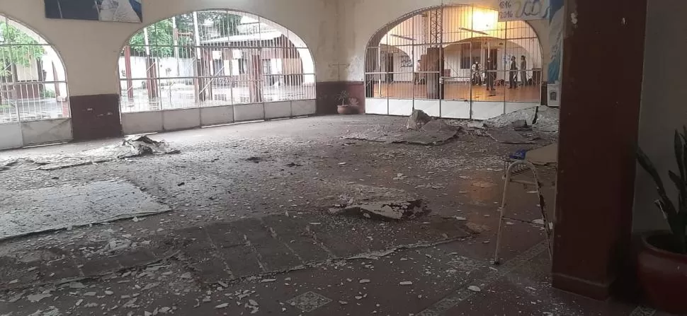 DESPUÉS DEL DESPLOME. Así quedó el hall. Afortunadamente, los chicos del turno tarde ya habían salido. 