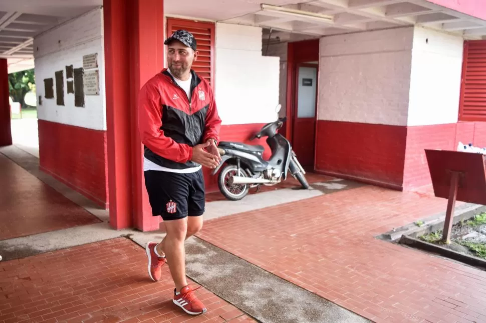 FELIZ. Así se vio a De Muner en el último entrenamiento antes de viajar a Mar del Plata. El DT sabe que, si el equipo consigue una victoria, podría mantenerse como líder.  