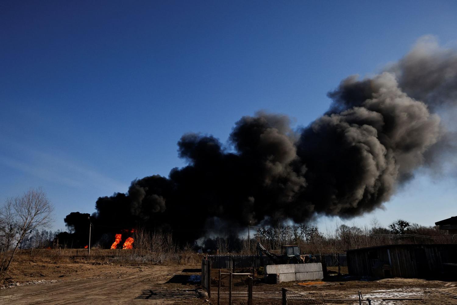 BOMBARDEOS EN LAS AFUERAS DE KIEV. La capital de Ucrania es uno de los objetivos centrales de las tropas rusas. Foto de Reuters