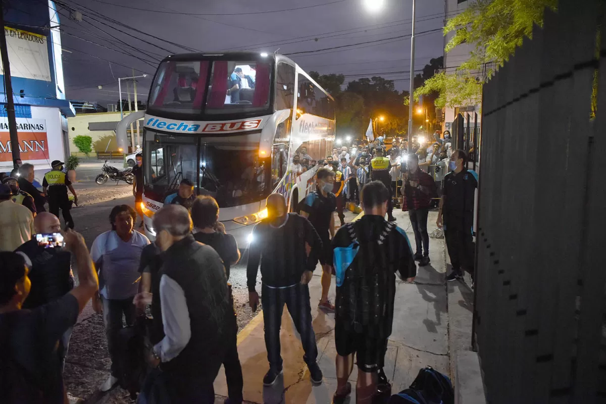 AFECTO. Un grupo de hinchas recibió a Racing en el hotel Hilton en la tarde del domingo.