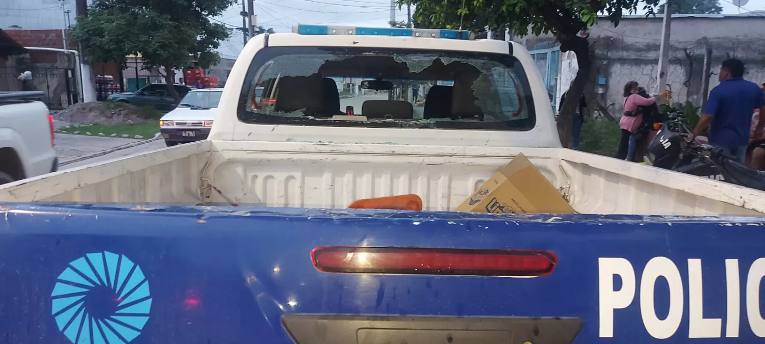 VIDRIOS DESTROZADOS. Así quedó una camioneta en Yerba Buena.