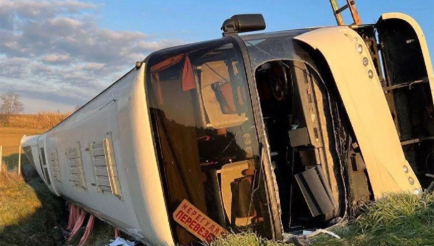 VUELCO. El ómnibus transportaba a unas 50 personas, en su mayoría eran mujeres y niños.