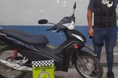 Iba en una moto con documentos adulterados: terminó detenido