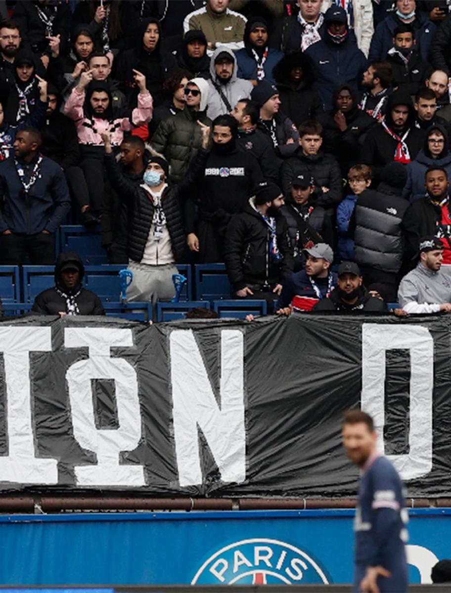 REPROBADO. En medio de muchas críticas, esta fue la primera vez que los hinchas de PSG mostraron su rechazo hacia Messi.