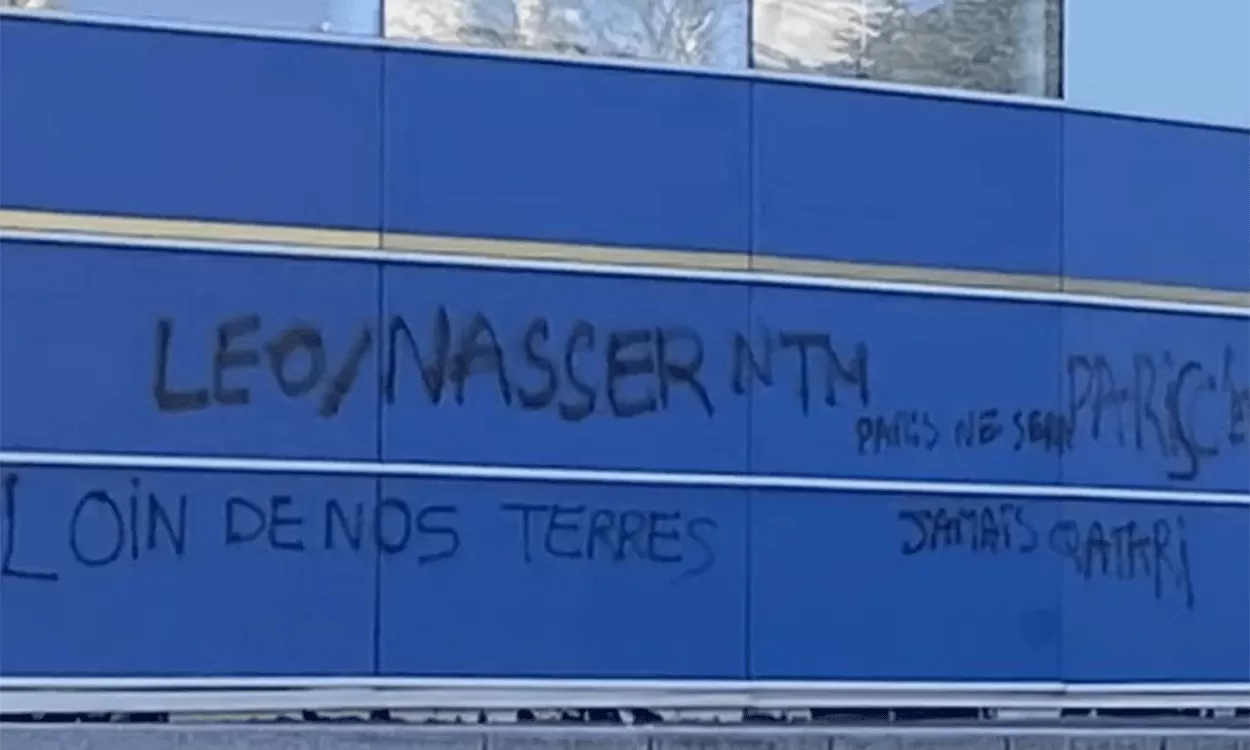 Tras los silbidos del domingo, aparecieron pintadas en contra de los jugadores del PSG