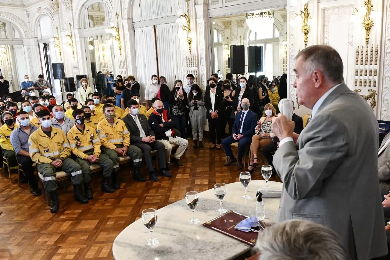 ANTE BRIGADISTAS Y BOMBEROS. Jaldo encabezó el acto en la Casa de Gobierno. Foto: Comunicación Pública