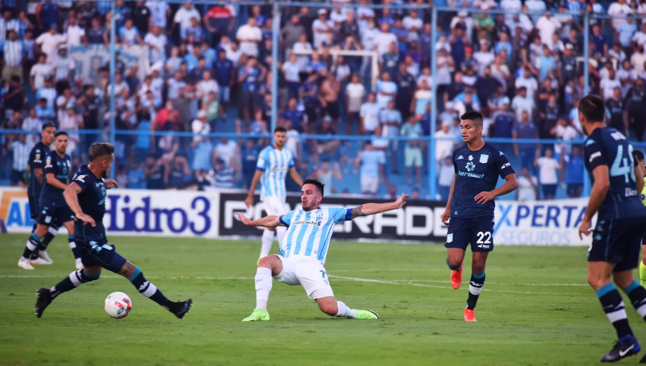 CAÍDA PARCIAL. En el complemento, Atlético salió a darle vuelta el partido a Racing.