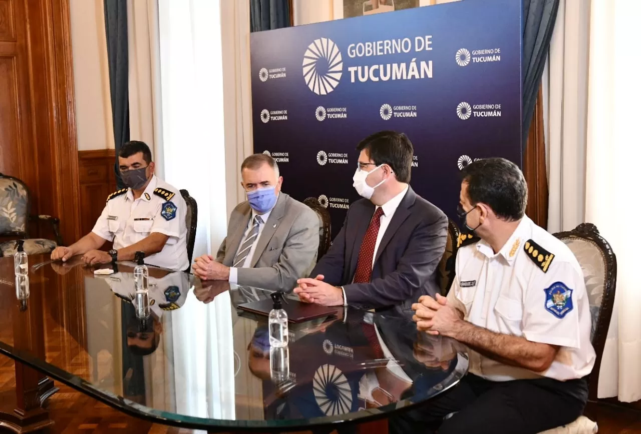 EN CASA DE GOBIERNO. Jaldo, junto a Agüero Gamboa y los nuevos jefes de Policía. Foto de Prensa Gobernación